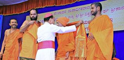 &rsquo;Equal treatment fpr all communities&rsquo; seers call - felicitated by Bishop 1